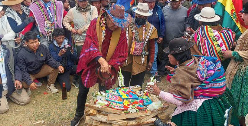 Evo Morales participa de una ofrenda a la Pachamama